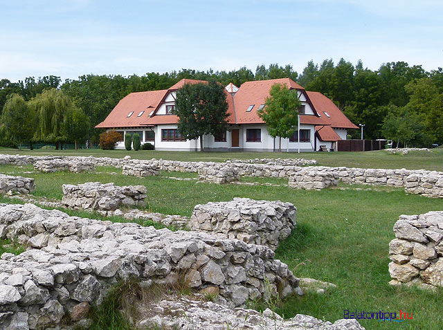 Kis-Balaton Ház a monostor romjaival