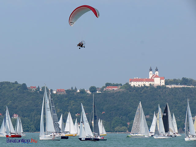 Kékszalag Balaton-kerülő vitorlásverseny 2012 közben egy nagy madár is megjelent