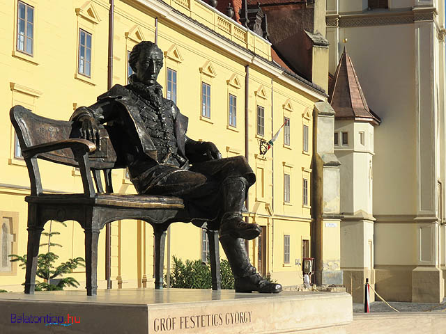 Keszthely Fő tér Festetics György szobra