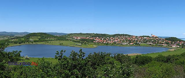 Tihanyi panoráma a Belső-tóval apátsággal faluval a Hármas-hegyről