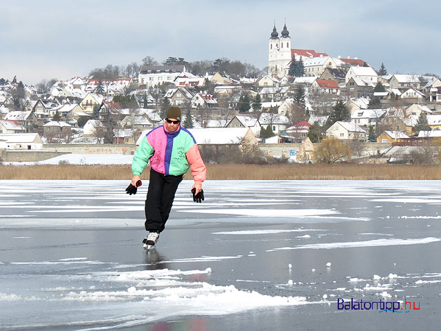 Tihanyi Belső-tó jeges  korcsolyázóval