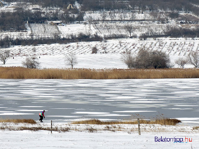 Tihanyi Belső-tó jeges  korcsolyázóval