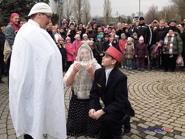 Kamu esküvő az alsóörsi téltemetőn