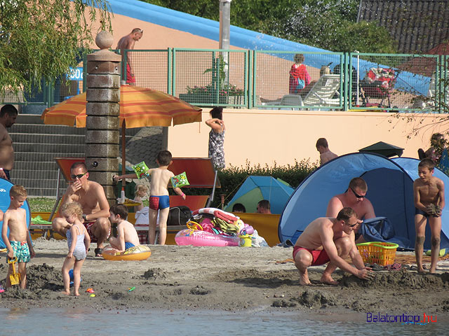 Balatonlelle Napfény strand és élményfürdő homokos plázs