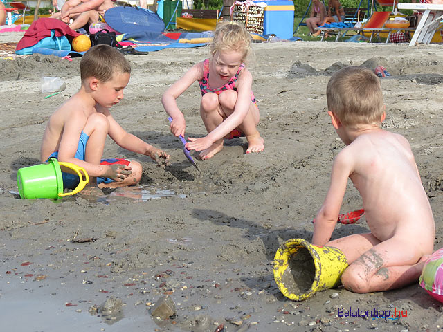 Balatonlelle Napfény strand és élményfürdő homokos plázs