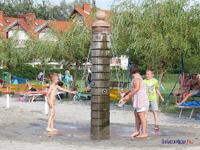 Balatonlelle Napfény strand és élményfürdő homokos plázs