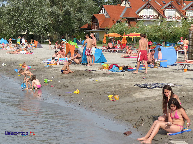 Balatonlelle Napfény strand és élményfürdő homokos plázs