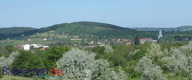 Kilátás Aszófőre a Tihanyt elkerülő bicikliútról