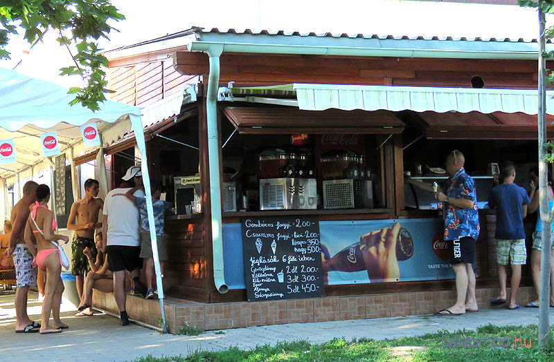 Balatonkenese-Strand-Vak_BottyanBufes-balatontipp-gyorffya