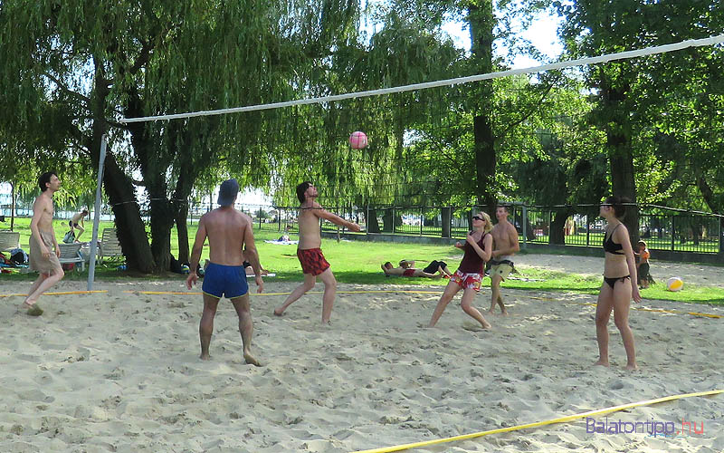 Homokos foci és röplabdapálya is van a strandon
