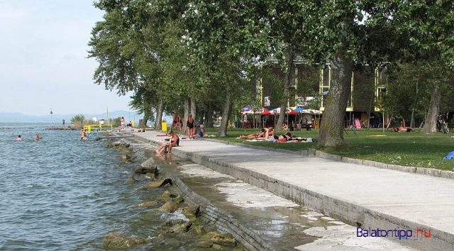 A strand délnyugati részének partja