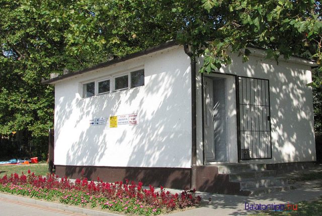 Az egyik mosdó