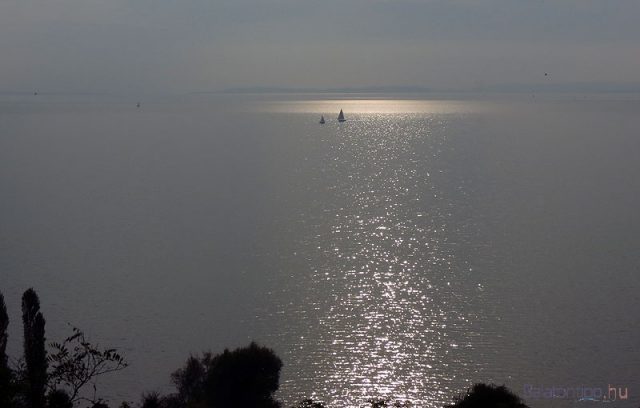 Vitorlasok-afenyfoltos-Balatonon-Balatonakarattya-magaspart-balatontipp-gyorffya
