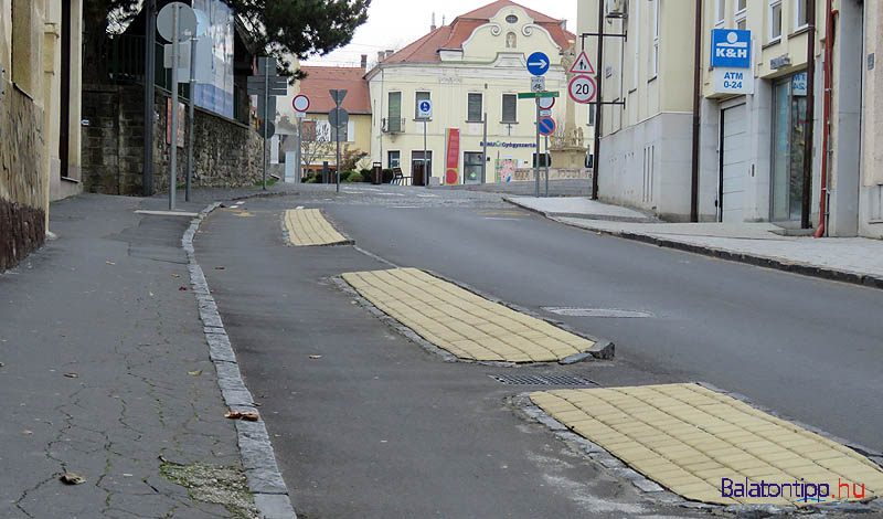 Ahogy a képen is látható később a szigetek átalakításával korrigálták a problémát