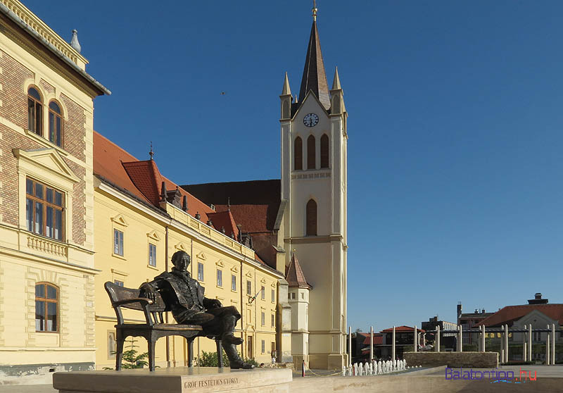 Festetics György szobra Keszthely főterén. A 