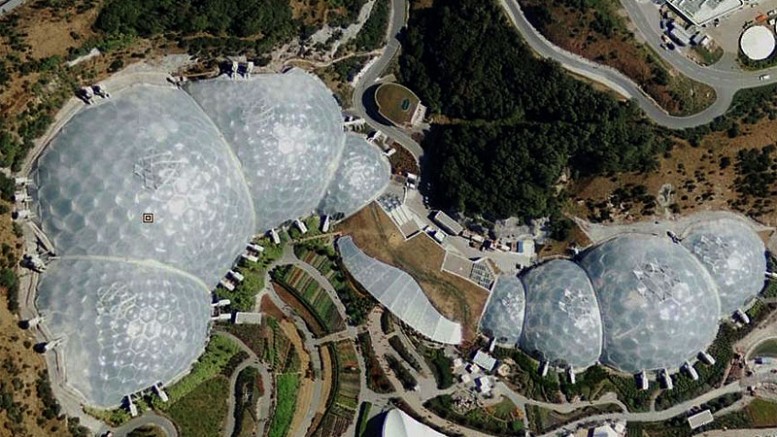 A cornwalli Édenkert az  űrből - hasonlót, csak negyvenszer ekkorát terveznek a Balaton mellé is