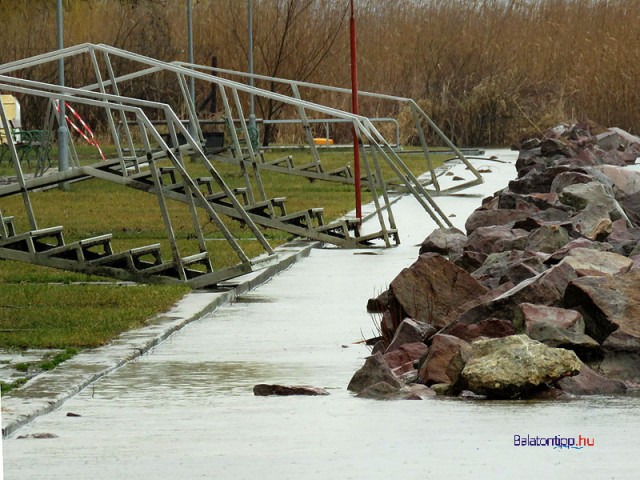 Kiöntés előtti Balaton 2016. február 15-én az ábrahámhegyi strandon