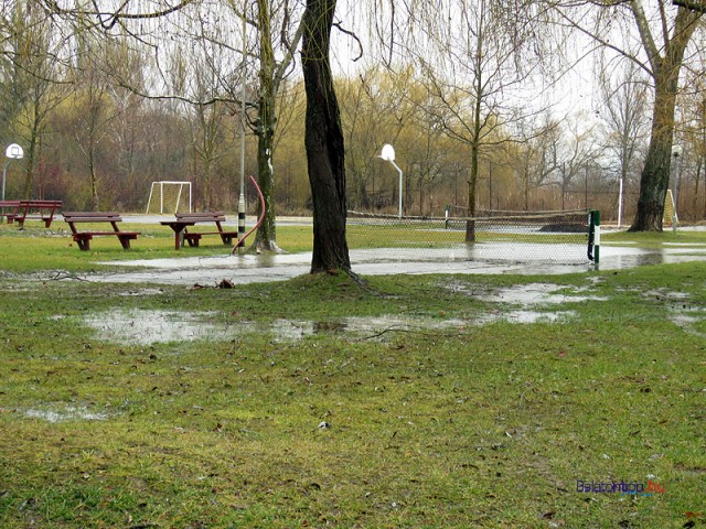 A magas talajvíz miatt már most nehezen nyeli el az esőt az ábrahámhegyi strand pázsitja - 2016.02.15.