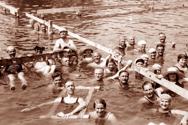 Boldog társaság a hévízi tófürdőben 1933-ban - fortepan.hu