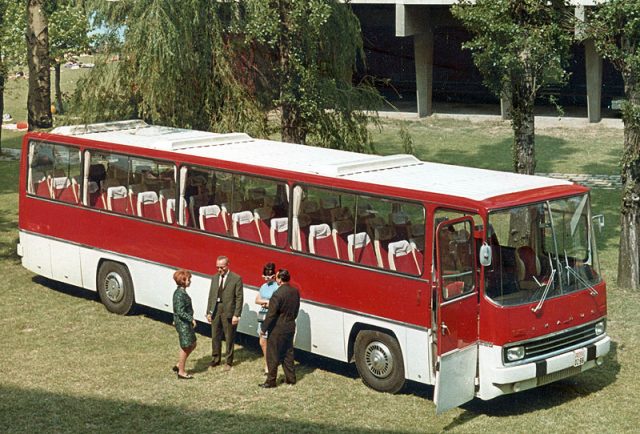 Ikarus 250 - 1970 - Siófokon - balról a 2. Finta Károly, a busz formatervezője - Fotó fortepan.hu