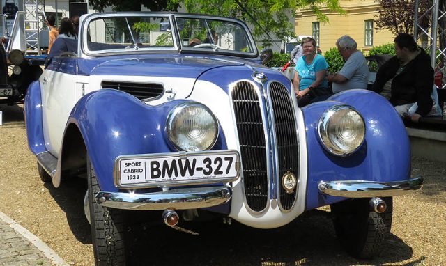 Egy 1938-ban gyártott BMW 327-es. A soros, hathengeres, 1971 köbcentis, 55 lóerős, négyütemű motorral a kocsi akár óránkénti 125 kilométeres sebességet is el tudott érni. Kabrió és kupé felépítménnyel egyaránt gyártották.