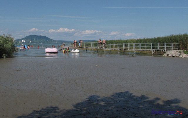 Hosszú stéggel próbálták megoldani az iszaposodás miatti gondokat Balatonfenyves-alsón is