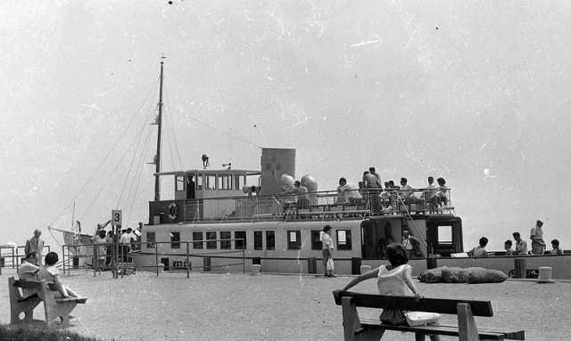 A Kelén már motoroshajóként a füredi kikötőben 1964-ben. A jelek szerint nagyon alacsony volt a Balaton vízszintje - fotó Fortepan.hu