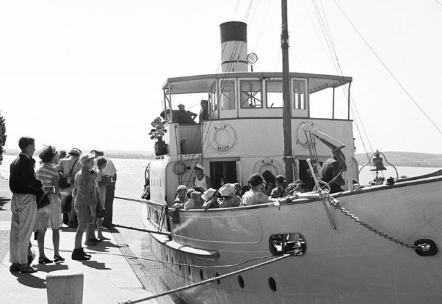 A Kelén a tihanyi kikötőben 1954-ben - bár itt még gőzgép hajtja, a formája már a maihoz hasonló