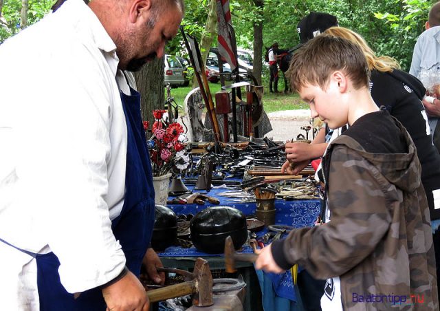 Kovacsmester-Tihanyi-punkosdi-palinkafesztival-balatontipp-gyorffya