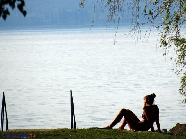 Napozo-lany-balatontipp-gyorffya