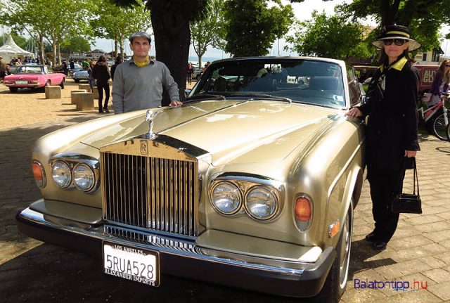 Egy fiatal, de nagyon szép 79-es Rolls Royce Cabrio a 2014-es kiállításról. Mellette a tulajdonosok, Gonda János és Vagyinszki Brigitta