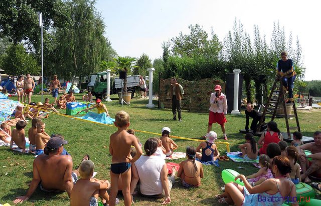 Mesejáték az Alsóörsi Strandszínházban - a gyerekelőadásokon nincs külön belépő, a strandjeggyel lehet megnézni azokat