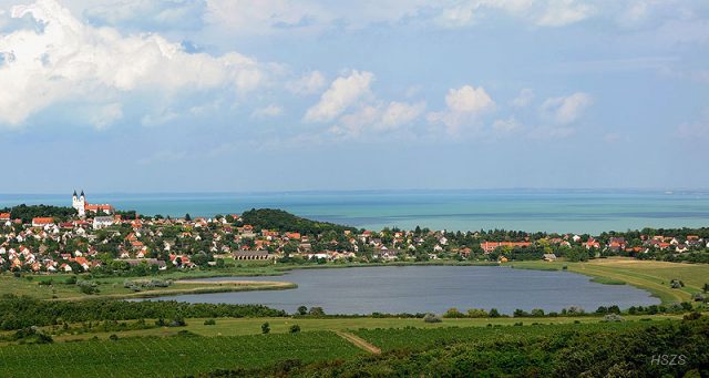 A tihanyi apátság és a falu a Belső-tó felől - Fotó H. Szabó Sándor