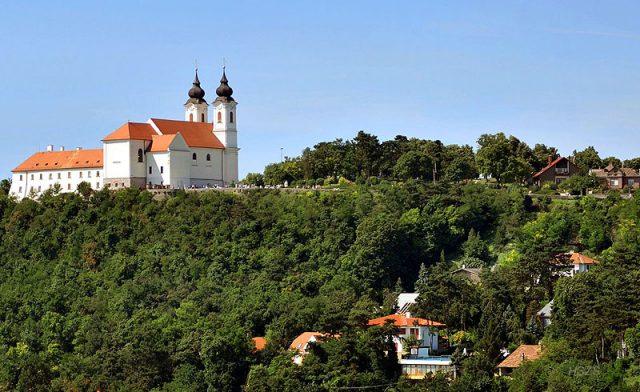 A Tihanyi Bencés Apátság Füred irányából