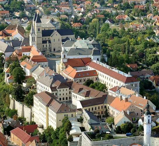 A veszprémi vár az Óváros tér felől - Fotó H. Szabó Sándor