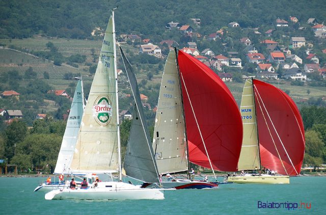 Vitorlások a csopaki partok előtt