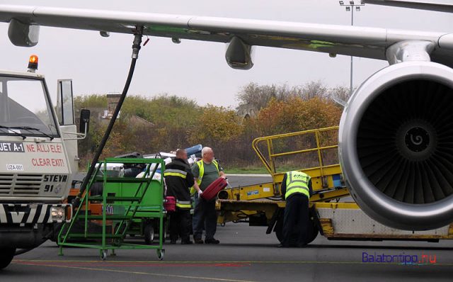 Induláshoz készítenek fel egy Airbus 321-es gépet a sármelléki repülőtéren