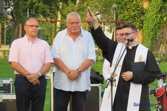 Berkes Péter áldást oszt a kikötőre és a jelenlévőkre 