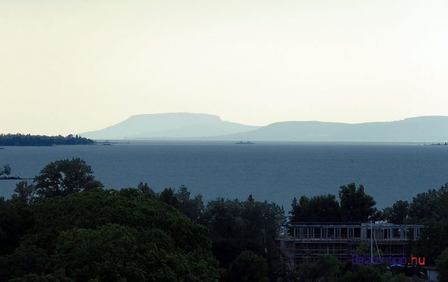 A távolban a Badacsony körvonalai, közelebb egy komp Szántód és Tihany között