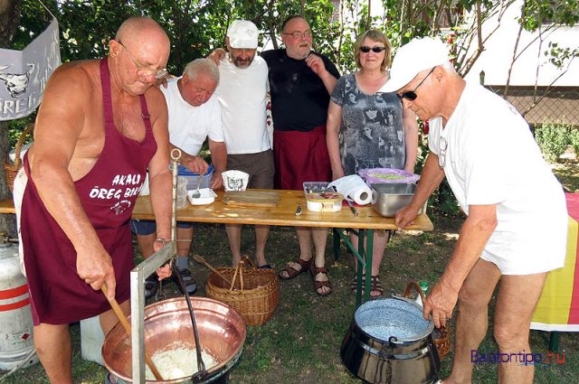 A Balatonakali Öreg Bikák egy korábbi főzőversenyen - fotó Győrffy Árpád