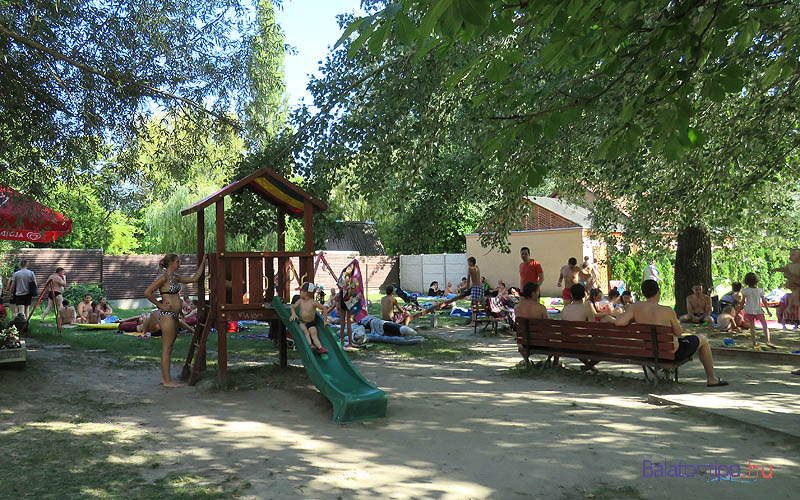 A bal oldalon lévő játszótér is viszonylag védett a naptól
