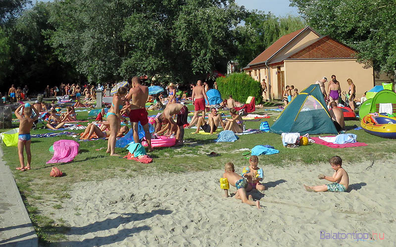A strand naposabb, a bejárattól balra eső része. Itt találjuk a mosdókat és a korábban már látott játszóteret is