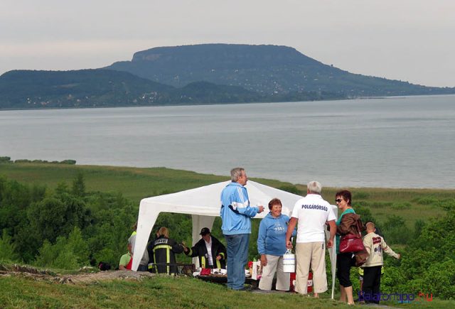 Közben kisütött a nap, igaz, nem sokáig, mert beesteledett - a képen a Hamutiprók sátra a tanúhegyek panorámájával