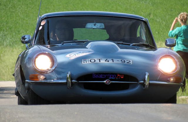 A fiatalabb generáció egyik tagja ez az 50 éves Jaguár E-Type