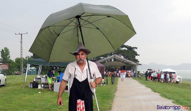 A győriekből álló Happy Pepe csapat séfje, Józsi éppen az autóhoz indul egy kis fűszerért a szakadó esőben