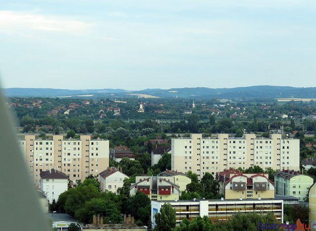 Siófoki házak a városon túli tájjal