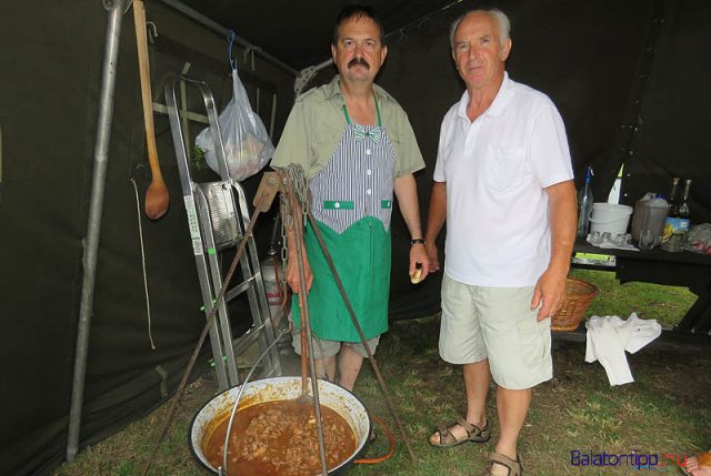 Györöki Vadkanok - Németh István (balról) és Bíró József 15 kilogram vaddisznó húsból készített pörköltet vargányával és vörösborral megvadítva