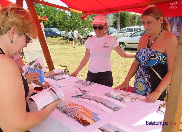 Gellénné Zsoldos Natália és Varga-Dani Barbara, a Magyar Turisztikai Ügynökség balatoni munkatársai a régiót népszerűsítették