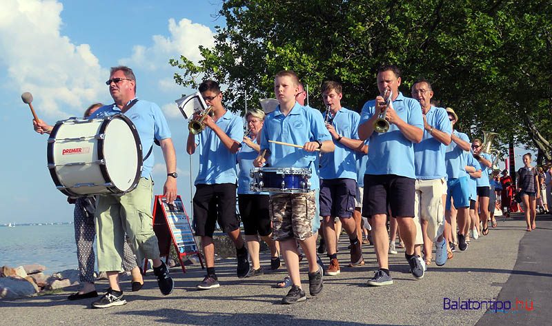 A kikötőből a Balatonfüredi Városi Koncert fúvószenekar vezette a menetet a rendezvény további helyszíneire