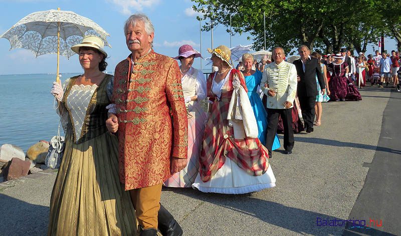 A Balatonfüredi Reformkori Hagyományőrzők a 19. századot idéző ruháikban